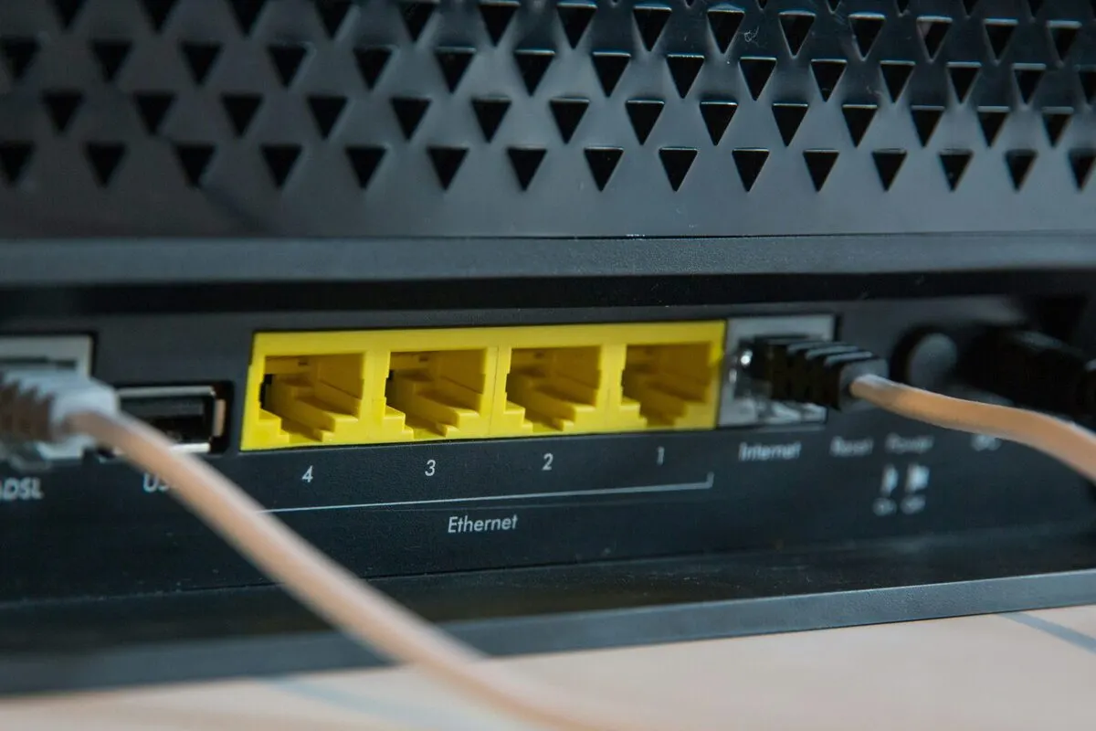 Netzwerktechnik mit Statusleuchten in einem Serverschrank